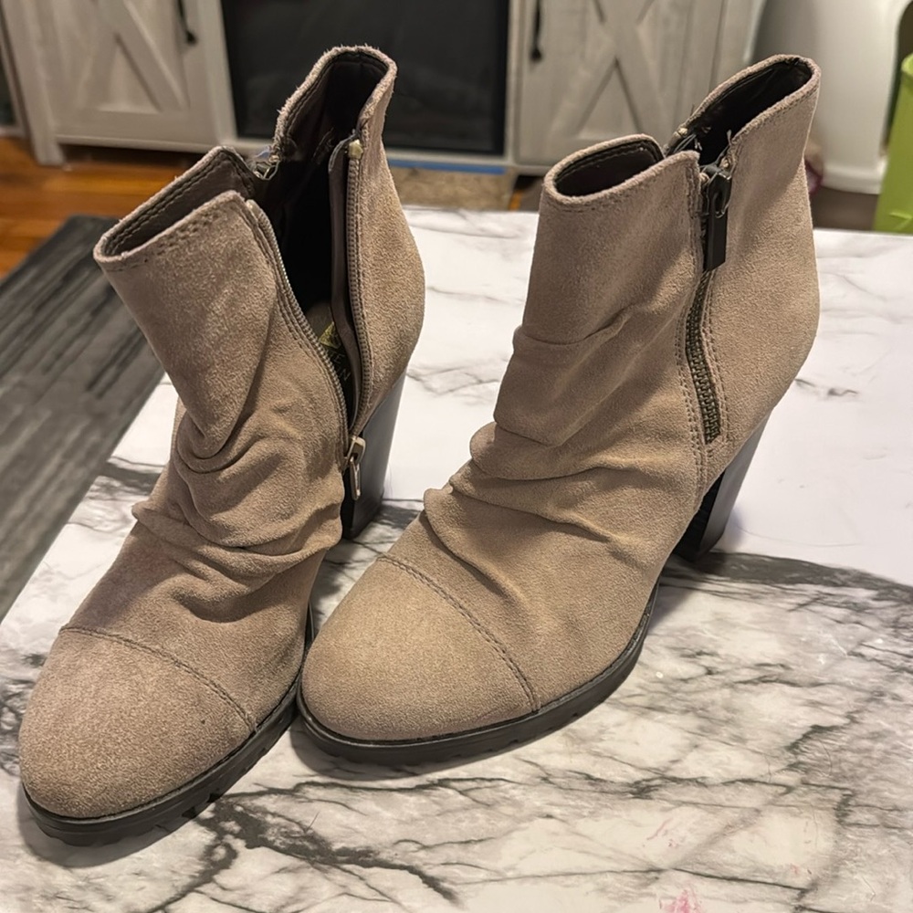 Women’s ankle booties